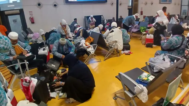 Sejumlah jemaah haji sibuk memilah barang bawaannya di Plaza B2 Terminal Haji Bandara Internasional King Abdul Aziz, Jeddah sebelum terbang pulang ke Tanah Air. Mereka terpaksa meninggalkan barang bawaannya karena melebihi kapasitas yang telah ditentukan.