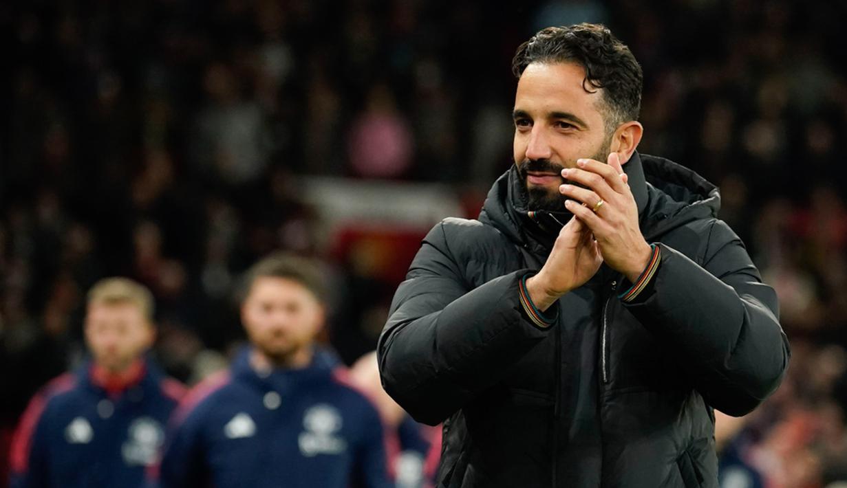 Laga ini sekaligus menandai kemenangan perdana Ruben Amorim melatih Manchester United. Menariknya kemenangan perdana bersama MU ini diraih saat debut Amorim di Old Trafford. Juru taktik 39 tahun itu pun senang bisa membawa timnya menang di hadapan para suporter setia Setan Merah. (AP Photo/Dave Thompson)