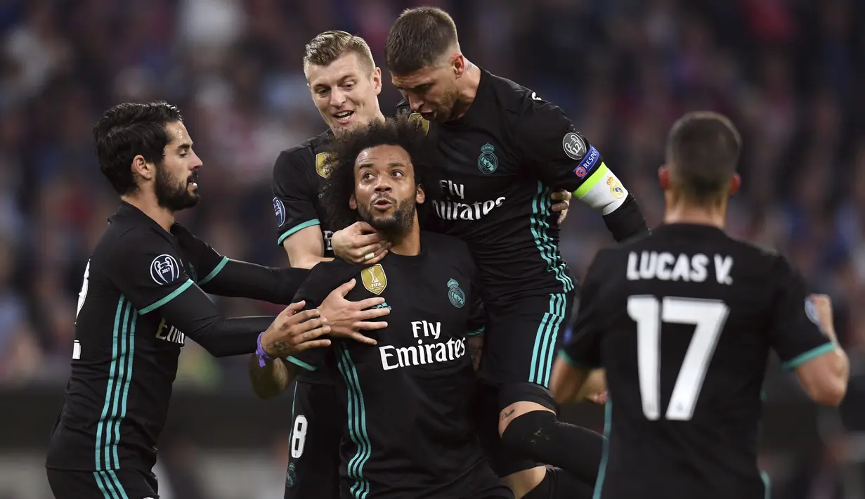Para pemain Real Madrid merayakan gol Marcelo saat melawan Bayern Munchen pada leg pertama semfinal Liga Champions di Allianz Arena, Munich, (25/4/2018). Real Madrid menang 2-1. (Sven Hoppe/dpa via AP)