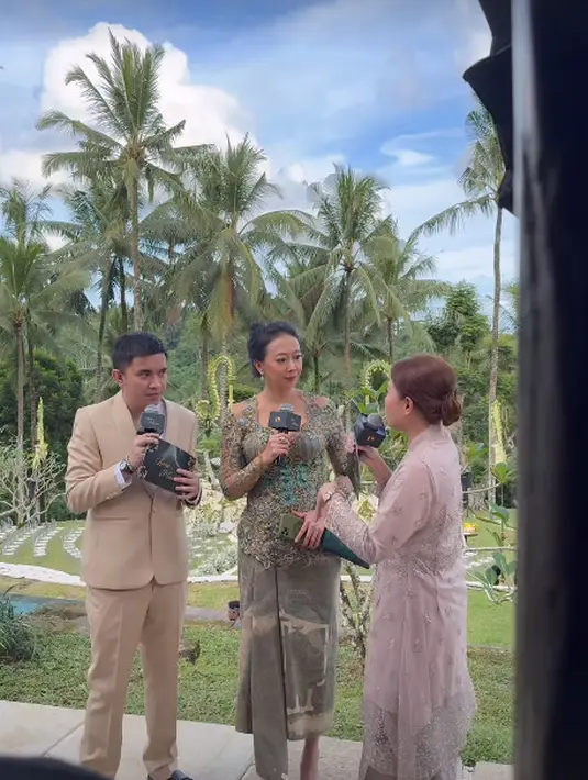 Asri Welas tampil cantik dengan kebaya pendek hijau olive berpayet aqua yang fresh. Dipadu dengan kain Batik tulis berlukiskan wayang kuyit hasil buah tangannya [@asriwelas]