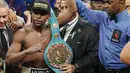 Wasit Kenny Bayless mengangkat tangan Mayweather Jr. untuk menandakan ia keluar sebagai juara megaduel lawan Pacquiao (AP Photo/John Locher)