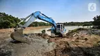 Petugas Sudin SDA Jakarta Timur menggunakan alat berat untuk mengeruk lumpur di Waduk Setu, Cipayung, Jakarta, Rabu (28/7/2021). Pengerukan lumpur ini dilakukan untuk mencegah terjadinya banjir saat musim hujan. (merdeka.com/Iqbal S. Nugroho)