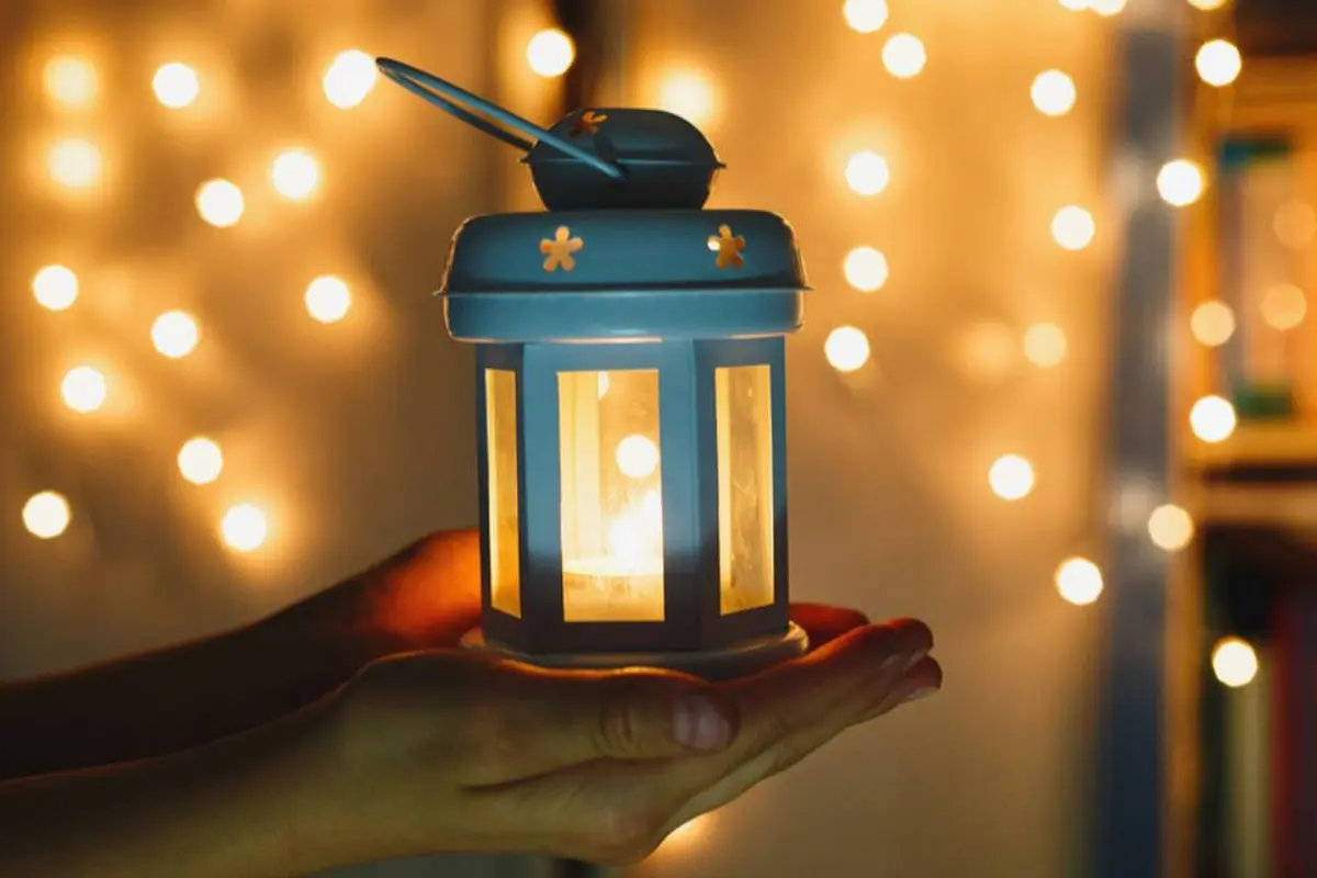 Ilustrasi lampu tidur lucu.