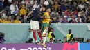 <p>Bek Prancis, Theo Hernandez berebut bola udara dengan pemain Australia, Mathew Leckie selama pertandingan grup D Piala Dunia 2022 Qatar di Stadion Al Janoub di Al Wakrah, Qatar, Rabu (23/11/2022). Kemenangan membuat Prancis memimpin Grup D Piala Dunia 2022 dengan tiga poin. (AP Photo/ Alessandra Tarantino)</p>