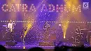 Penampilan band Payung Teduh saat menghibur penonton dalam konser BBM x Liztomania vol.3 di Gedung Kesenian Jakarta, Selasa (14/11). Konser Musik Tanah Air Vol.3 ini bertajuk Payung Teduh "Catra Adhum". (Liputan6.com/Herman Zakharia)