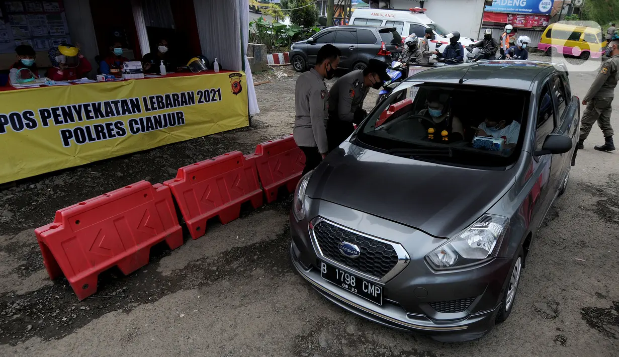 Suasana Pos Penyekatan Lebaran 2021 di Ciloto, Cianjur, Jawa Barat (9/5/2021). Pos penyekatan di parbatasan Bogor dan Cianjur selama 24 jam ini ditujukan kepada kendaraan para pemudik yang selanjutnya akan memutar balik para pemudik dalam upaya pengendalian COVID-19. (merdeka.com/Arie Basuki)