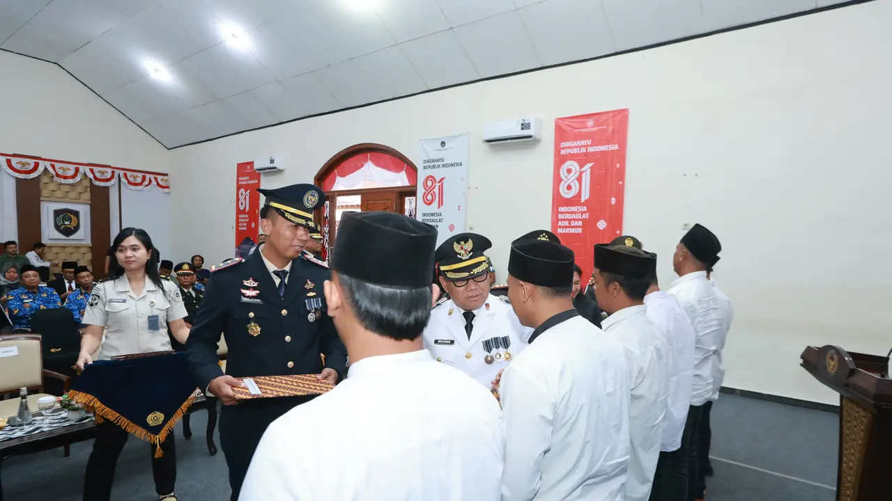 Penyerahan remisi oleh Wakil Bupati Banyuwangi Mujiono kepada narapidana di Banyuwangi, Senin, 17 Agustus 2026. (Dok. Istimewa)