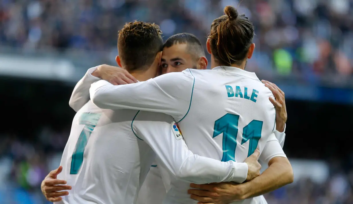 Penyerang Real Madrid, Karim Benzema (tengah) bersama rekannya Cristiano Ronaldo dan Gareth Bale melakukan selebrasi usai mencetak gol ke gawang Alaves pada La Liga Spanyol di stadion Santiago Bernabeu (24/2). Madrid menang 4-0. (AP Photo/Francisco Seco)