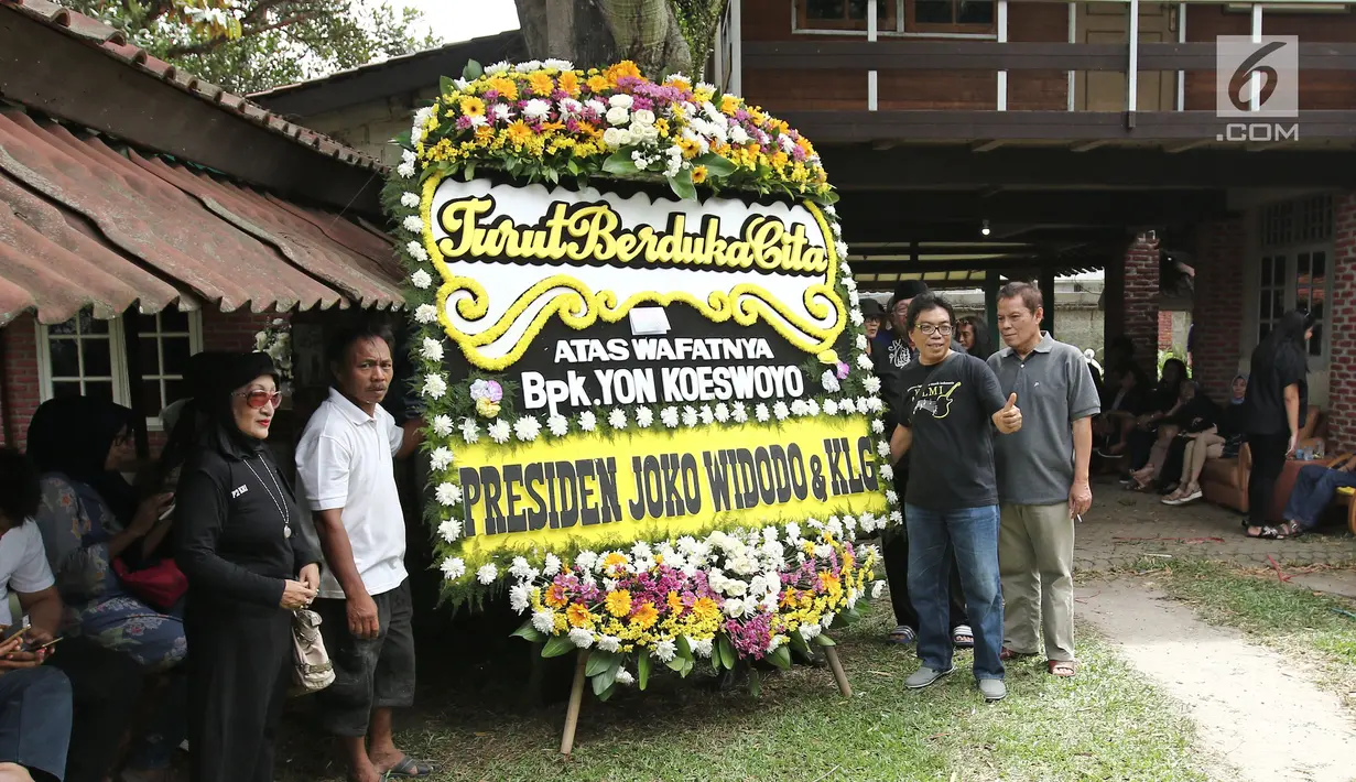 Karangan bunga dari Presiden Joko Widodo untuk musisi Yon Koeswoyo yang berada di rumah duka di Pamulang, Tanggerang Selatan, Jumat (5/1). Yon Koeswoyo meninggal dunia di usia 77 tahun. (Liputan6.com/Herman Zakharia)