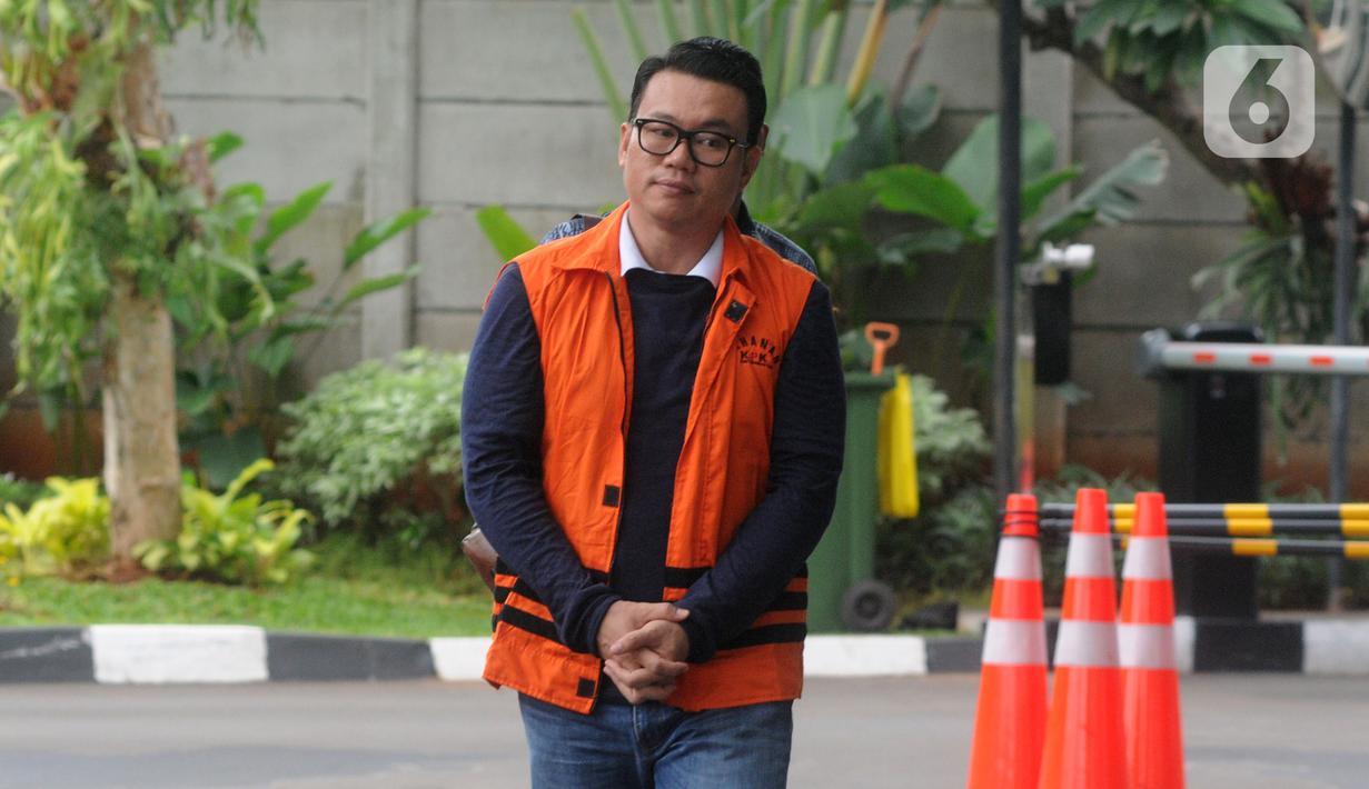 Mantan Dirut Perum Perindo Risyanto Suanda saat akan menjalani pemeriksaan di Gedung KPK, Jakarta, Jumat (3/1/2020). Risyanto diperiksa sebagai tersangka untuk melengkapi berkas terkait menerima suap izin kuota impor ikan frozen pacific mackerel atau ikan salem. (merdeka.com/Dwi Narwoko)