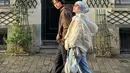 Kali ini, Putri Delina berpose berfoto bersama sang adik laki-lakinya. Ia terlihat mengenakan puffer jacket putih, dipadukannya dengan celana jeans biru, hijab abu-abu satin, dan sepatu Converse. [Foto: Instagram/putridelinaa]