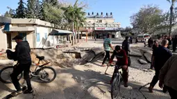 Badan Pertahanan Sipil Gaza juga mengatakan bahwa serangan Israel terjadi di daerah sekitar Rumah Sakit Eropa di Khan Yunis. Militer Israel mengklaim serangan itu mengenai pusat komando dan kendali Hamas. (Eyad BABA/AFP)