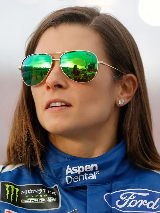Danica Patrick berpose sebelum mengikuti kualifikasi the Monster Energy NASCAR Cup Series Kobalt 400 di Las Vegas, Nevada (10/3). Danica menggemari dunia balap saat berusia 10 tahun dengan terjun pada ajang go-carting. (Jonathan Ferrey/Getty Images/AFP)