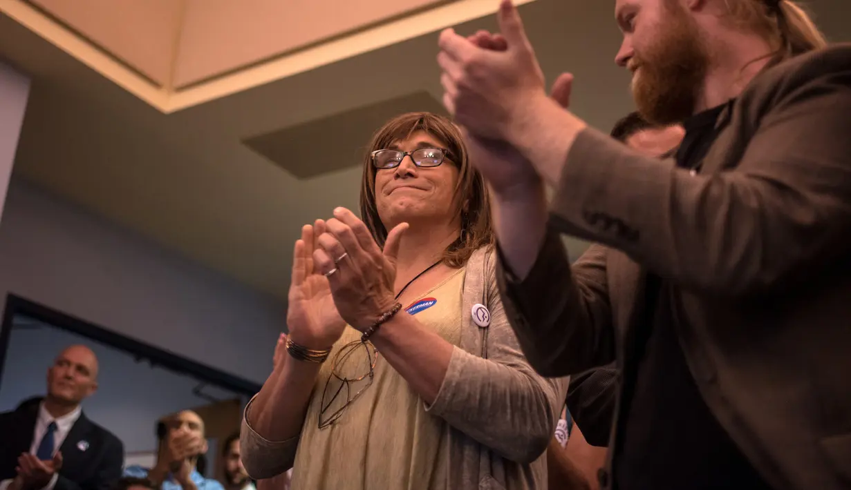 Wanita transgender, Christine Hallquist terpilih menjadi calon gubernur negara bagian Vermont dari Partai Demokrat di Burlington, Rabu (15/8). Hallquist merupakan eks CEO perusahaan listrik Vermont Electric Cooperative. (Hillary Swift/Getty Images/AFP)