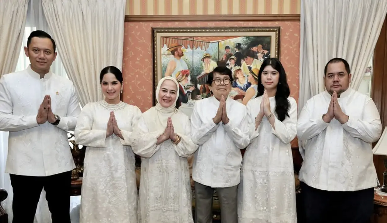 Ia juga tampak memikat dengan gamis putih dengan material lace.  [Foto: Instagram/ Annisa Yudhoyono]