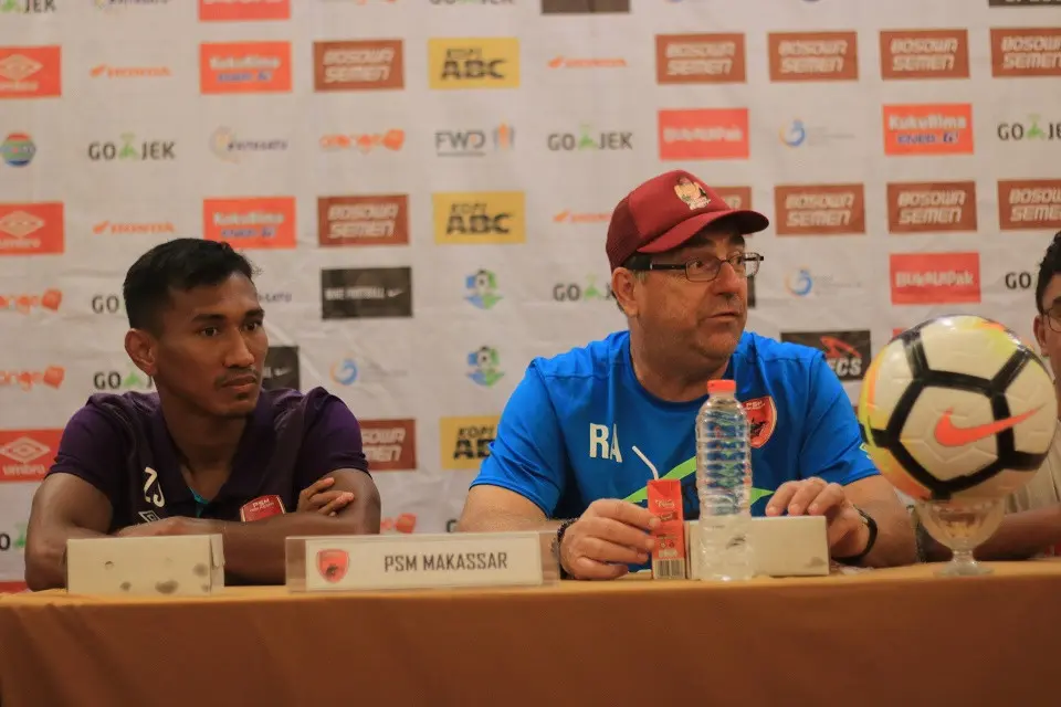 Pelatih PSM Makassar, Robert Rene Alberts (kanan) dalam sesi konferensi pers di  Makassar, Junat (20/4/2018).