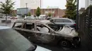 Kondisi mobil yang rusak dan hangus terbakar oleh orang tak dikenal di kota Gothenburg, Swedia, Selasa (14/8). PM Swedia Stefan Lofven menyebut tindak pembakaran dan pengrusakan mobil itu gerakan yang terorganisir. (Henrik BRUNNSGARD/TT News Agency/AFP)