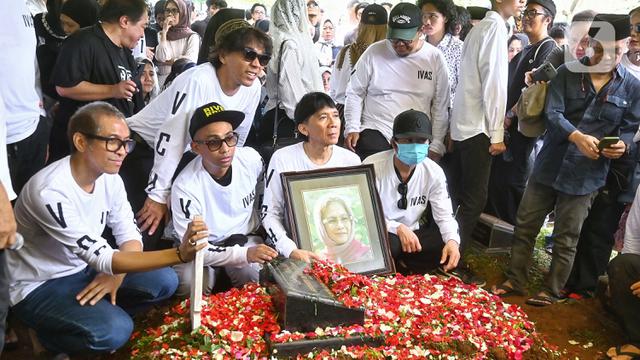 Momen Personel Slank Antar Bunda Iffet ke Peristirahatan Terakhir