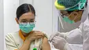 Tenaga kesehatan menjalani vaksinasi virus corona COVID-19 di RSCM, Jakarta, Kamis (14/1/2021). Tenaga kesehatan menjadi prioritas utama pada program vaksinasi COVID-19 tahap awal. (Liputan6.com/Faizal Fanani)