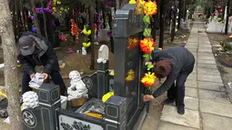 Festival Qingming yang juga dikenal sebagai Hari Pembersihan Makam ketika anggota keluarga mengunjungi kuburan leluhur mereka untuk membersihkan dan membakar persembahan. (AP Photo/Ng Han Guan)