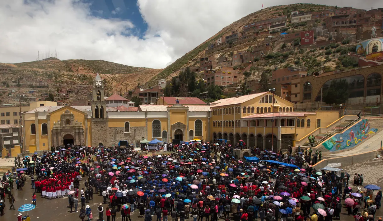 Sejumlah penduduk menghadiri Misa dalam prosesi untuk menghormati Our Lady of Socavon di Oruro, Bolivia (1/3). Seniman yang bernama Rilda Paco itu mendapat kritikan dari sejumlah negara yang menganut Katolik Roma. (AP Photo/Juan Karita)