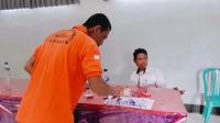 Warga binaan Lapas Dompu usai memberikan hak pilihnya di TPS khusus 901. (Foto: Liputan6.com/Miftahul Yani)