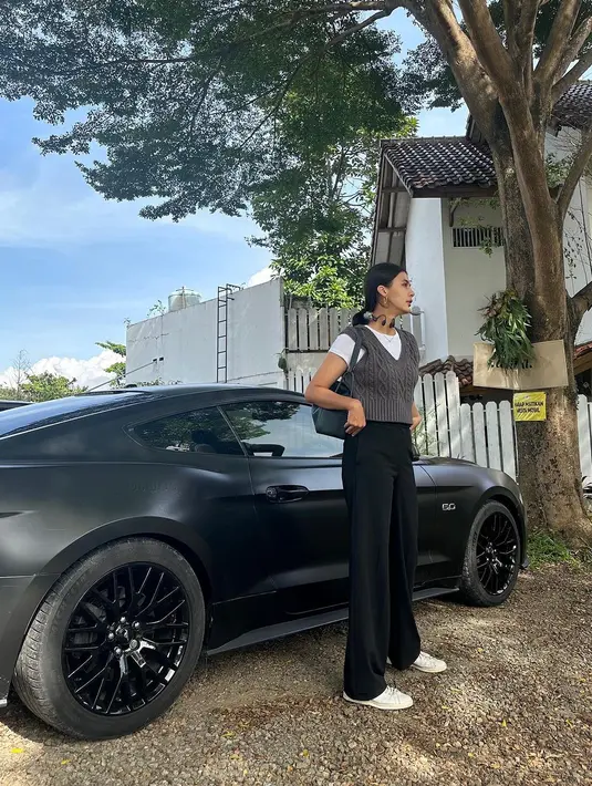 Meski hanya mengantar anak sekolah sebentar, Paula tetap tampil tampil rapi dengan outfitnya.  [@paula_verhoeven]