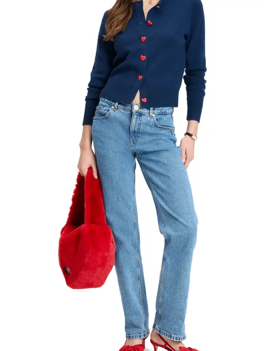 Koleksi pakaian Hari Valentine pada musim ini ini menonjolkan siluet klasik dengan sentuhan khas Kate Spade New York, seperti kancing berbentuk hati pada kardigan polos, detail halus dan feminin, motif hati abstrak, dan kombinasi warna merah dan merah muda yang romantis.  [Dok. Kate Spade New York]