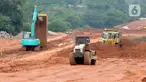 Aktivitas kendaraan alat berat membongkar muatan tanah yang akan digunakan untuk pengurukan proyek jalan baru Bojonggede-Kemang (Bomang) di Jampang, Kabupaten Bogor, Jumat (25/9/2020). Proyek jalan baru Bomang kini memasuki tahap pengurukan tanah untuk pemadatan. (merdeka.com/Dwi Narwoko)