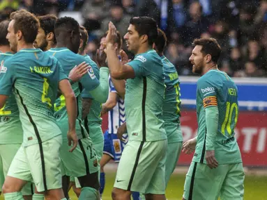 Para pemain Barcelona merayakan gol yang dicetak Luis Suarez ke gawang Alaves pada laga Liga Spanyol di Stadion Mendizorroza, Spanyol, Sabtu (11/2/2017). Barcelona menang 6-0 atas Alaves. (EPA/Javier Zorrilla)