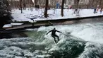 Seorang pria menaklukkan ombak saat berselancar di Sungai Eisbach selama hari musim dingin di Munich, Jerman, 4 Januari 2017. Eisbach merupakan sungai buatan dengan panjang dua kilometer dan arusnya pun merupakan buatan. (Mark RALSTON/AFP)