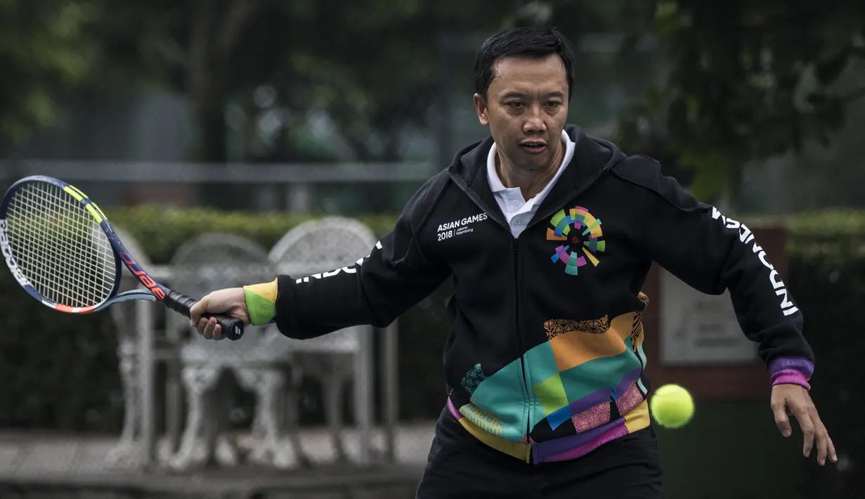 Menpora Imam Nahrawi berusaha memukul bola saat bermain dengan atlet tenis Indonesia di Hotel Sultan, Jakarta, Kamis (24/5/2018). Menpora datang memantau persiapan pelatnas tenis jelang Asian Games 2018. (Bola.com/Vitalis Yogi Trisna)