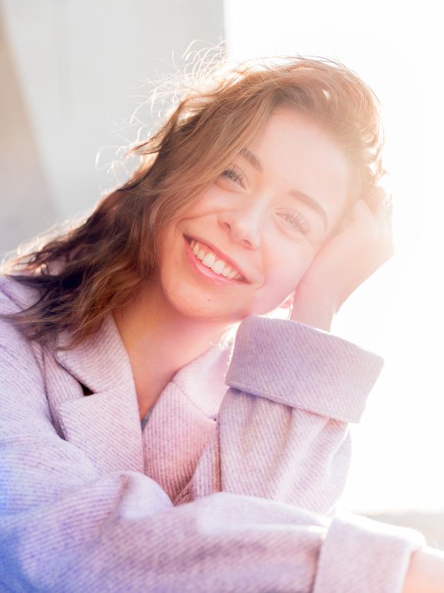 Ilustrasi perempuan tersenyum cantik