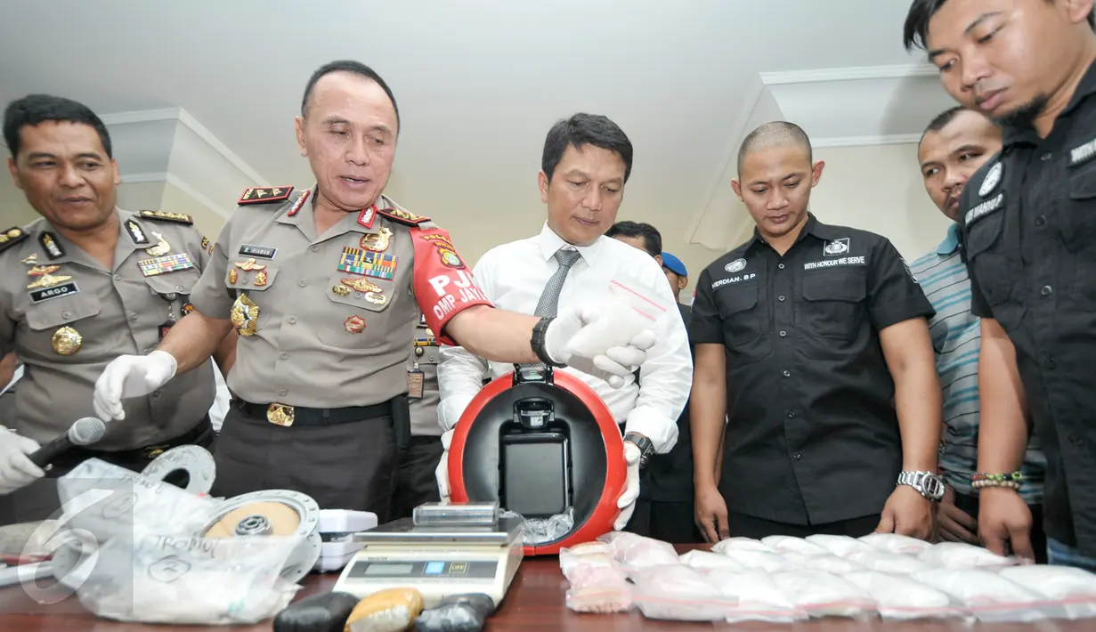 Kapolda Metro Jaya Irjen Pol M Iriawan menjelaskan sambil memegang barang bukti saat merilis pengungkapan sejumlah kasus peredaran narkoba, periode 15 Desember 2016 hingga 9 Januari 2017, di Polda Metro Jaya, Rabu (11/1). (Liputan6.com/Yoppy Renato)