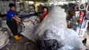 Para pekerja memindahkan botol plastik bekas di Koperasi Pemulung Berdaya, Setu, Tangerang Selatan, Banten, Rabu (20/9/2023). (merdeka.com/Arie Basuki)