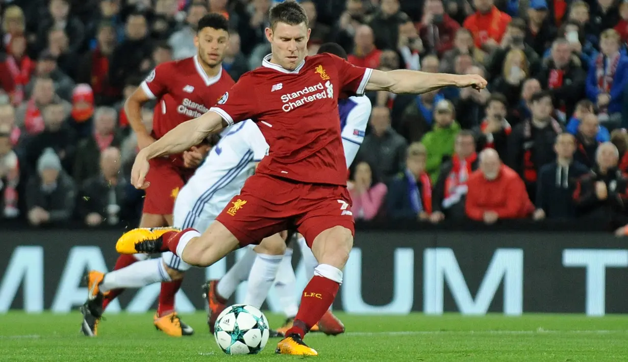 Pemain Liverpool, James Milner gagal mencetak tendangan penalti ke gawang Maribor pada laga lanjutan Grup E Liga Champions di Anfield, Kamis (2/11). Liverpool membuka lebar jalannya menuju babak 16 besar usai menang  3-0 atas Maribor. (AP/Rui Vieira)