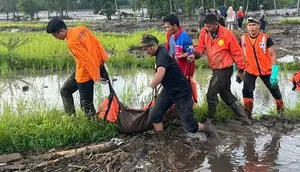 Petugas gabungan mengevakuasi jenazah korban banjir lahar dingin di Kaki Gunung Marapi, Kabupaten Agam, Minggu (12/5/2024).(Liputan6.com/ ist)