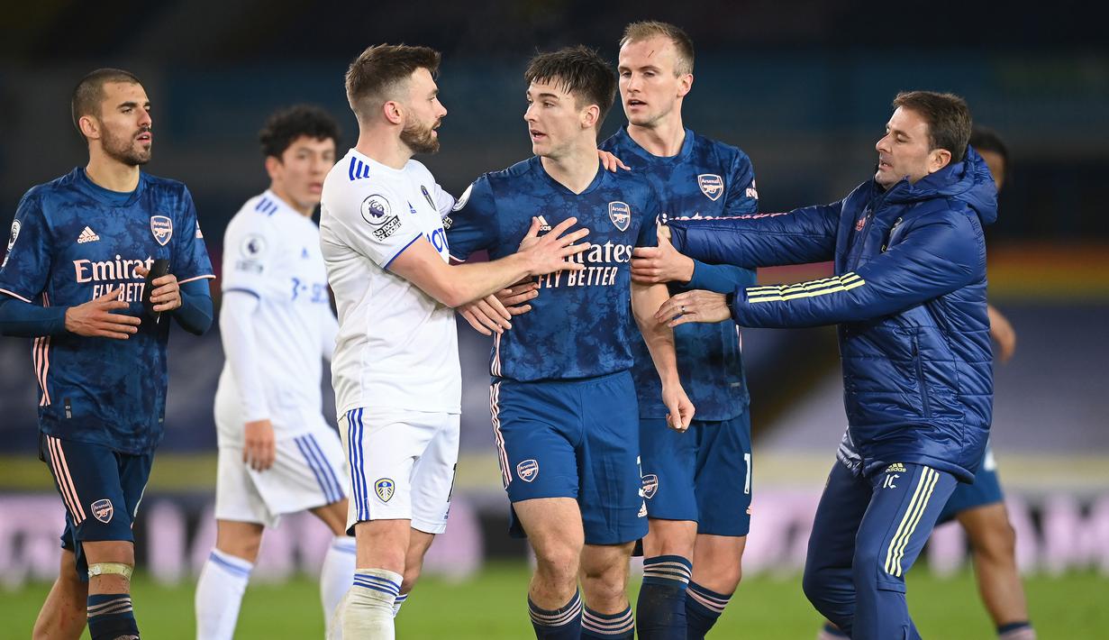 Gelandang Leeds United, Ezgjan Alioski (kiri), terlibat perselisihan dengan bek Arsenal, Kieran Tierney usai laga lanjutan Liga Inggris pekan ke-9 di Elland Road Stadium, Leeds, Minggu (22/11/2020). Leeds bermain imbang 0-0 dengan Arsenal. (AFP/Michael Regan/Pool)
