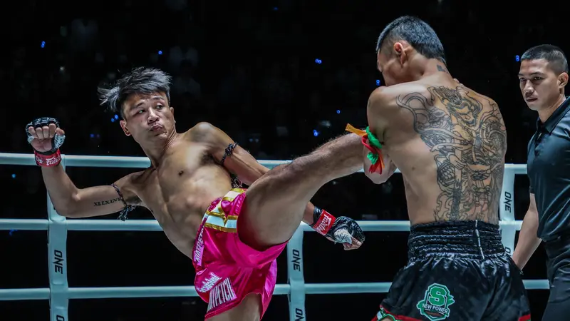 Jaosuayai Mor Krungthepthonburi mengalahkan Puengluang Baanramba via KO di ONE Friday Fights 65