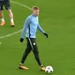 Gelandang Manchester City, Kevin De Bruyne menggiring bola selama latihan jelang menghadapi Liverpool pada leg pertama perempatfinal Liga Champions di stadion Anfield di Liverpool, Inggris (3/4). (AFP Photo/Paul Ellis)