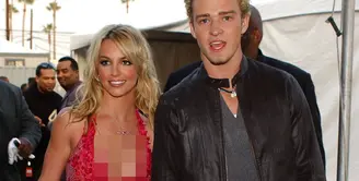 Britney Spears dan pacarnya saat itu, Justin Timberlake, tiba di Annual American Music Awards ke-29 di Los Angeles, California, Amerika Serikat, 9 Januari 2002. (AFP PHOTO/Lucy Nicholson)