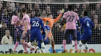 Kiper Chlesea, Kepa Arrizabalaga (tengah) gagal menghalau bola tendangan pemain Everton, Ellis Simms pada laga pekan ke-28 Liga Inggris 2022/2023 di Stamford Bridge, London, Minggu (19/03/2023) WIB. Laga berakhir dengan skor imbang 2-2. (AP Photo/Kirsty Wigglesworth)