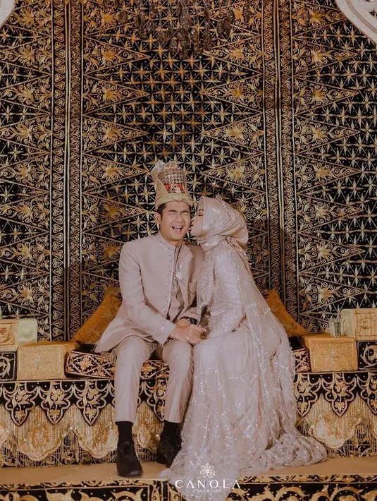 Dekorasi acara dibuat begitu mewah dan glamor dengan nuansa merah dan emas, tak jauh berbeda dengan kerajaan. (Instagram/hisyam.sajin).