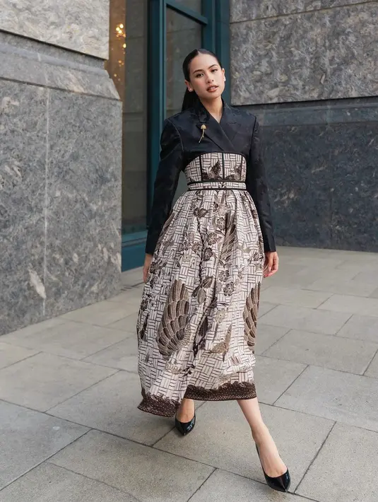 Maudy Ayunda tentu tak melewatkan kesempatannya untuk turut berpartisipasi di KTT ASEAN 2023. Ia berpose OOTD mengenakan atasan berkerah berwarna hitam, dipadu dengan rok yang tinggi yang menyambung dengan corsetnya bersiluet hanbok, bermotif batik cokelat. [Foto: Instagram/maudyayunda]