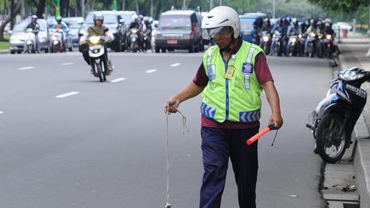Semangat relawan pemungut ranjau paku di depan Istana