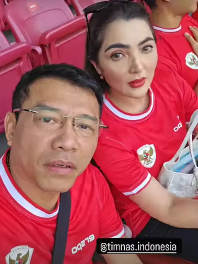 Anang Hermansyah dan Ashanty saat menyaksikan laga timnas Indonesia melawan Irak