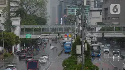 Awan mendung yang menutupi kawasan Thamrin, Jakarta, Kamis (18/2/2021). Badan Meteorologi, Klimatologi, dan Geofisika (BMKG) memprediksi hujan disertai angin akan terjadi lusa mendatang dan meminta para pengguna jalan harus berhati-hati saat berkendara. (merdeka.com/Imam Buhori)