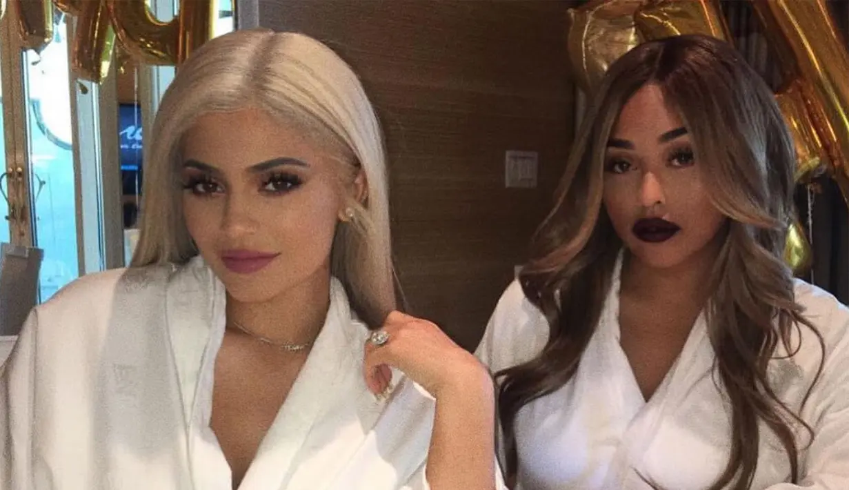 Kylie dan Jordyn memakai bathrob saat mempromosikan warna baru Kylie Lip Kit! (People)