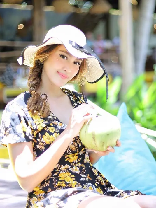 Tak hanya sebagai pembawa acara sepakbola saja, namun Intan juga sudah akrab dengan si kulit bundar. Ia pun sering kali mendapatkan julukan sebagai bidadari tribun. (Liputan6.com/IG/@intansaumadina)