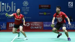 Ganda campuran Indonesia, Praveen Jordan/Melati Daeva Oktavianti mengembalikan kok ke arah Lee Chun Hei Reginald/Chau Hoi Wah (Hong Kong) pada Indonesia Open 2018 di Istora GBK Jakarta, (3/7). (Liputan6.com/Helmi Fithriansyah)